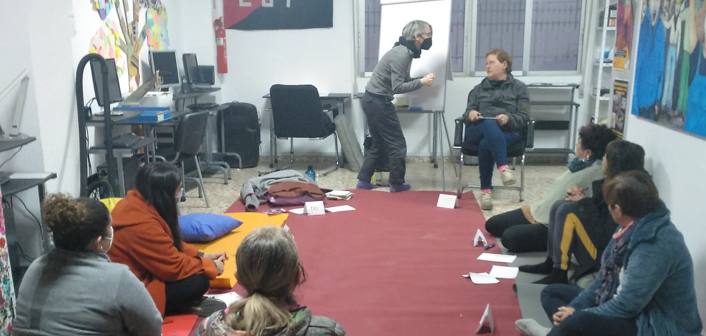 El grup de Dones Lliures realitza un taller del sistema d’autodefensa Wen-Do